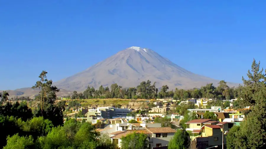 Vulcanul Misti — Mina Cuajone (Peru)