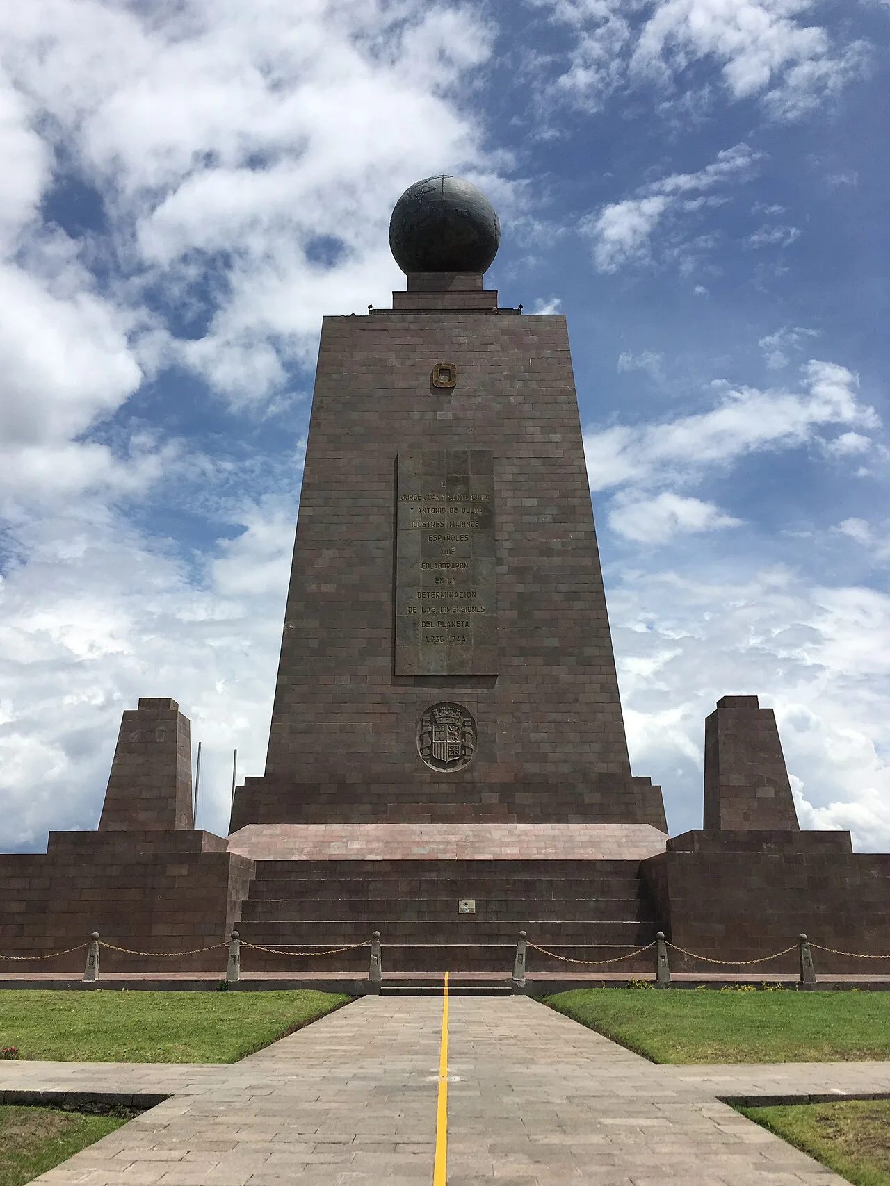 Mitad del Mundo — Edificio de la Unasur (Ecuador)