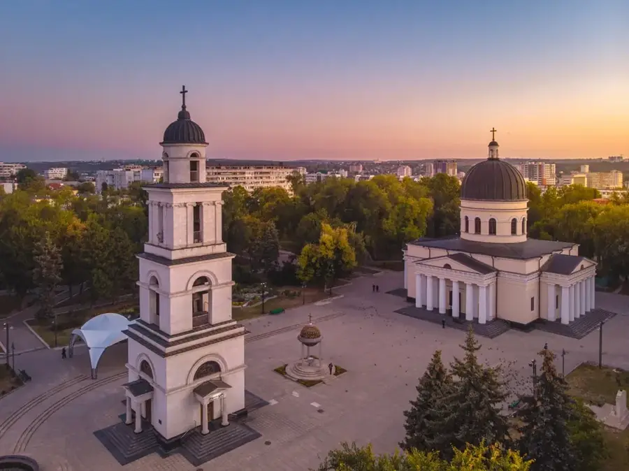 Nativity Cathedral (Chișinău) — Chisinau City Hall (Moldova)