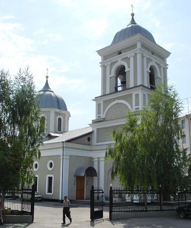 Verklärungskathedrale Bender — KVINT-Destillerie (Moldau)