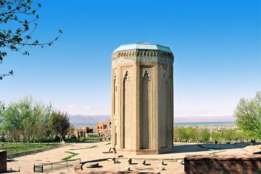 Momine-Khatun-Mausoleum — Qapıcıq (Aserbaidschan)