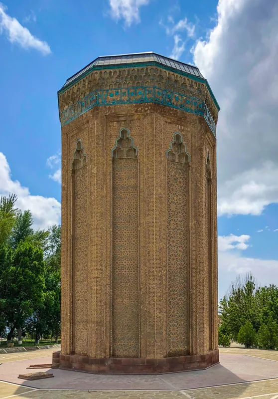 Mausoleul Momine Khatun
