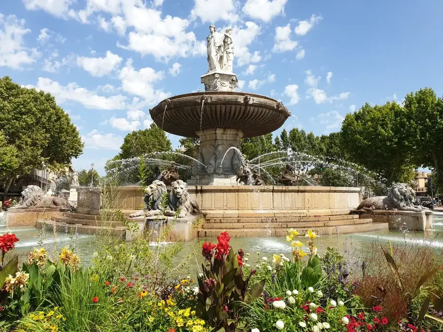 Historischer Brunnen an der Mairie — Fontvieille-Vorsprung (Monaco)