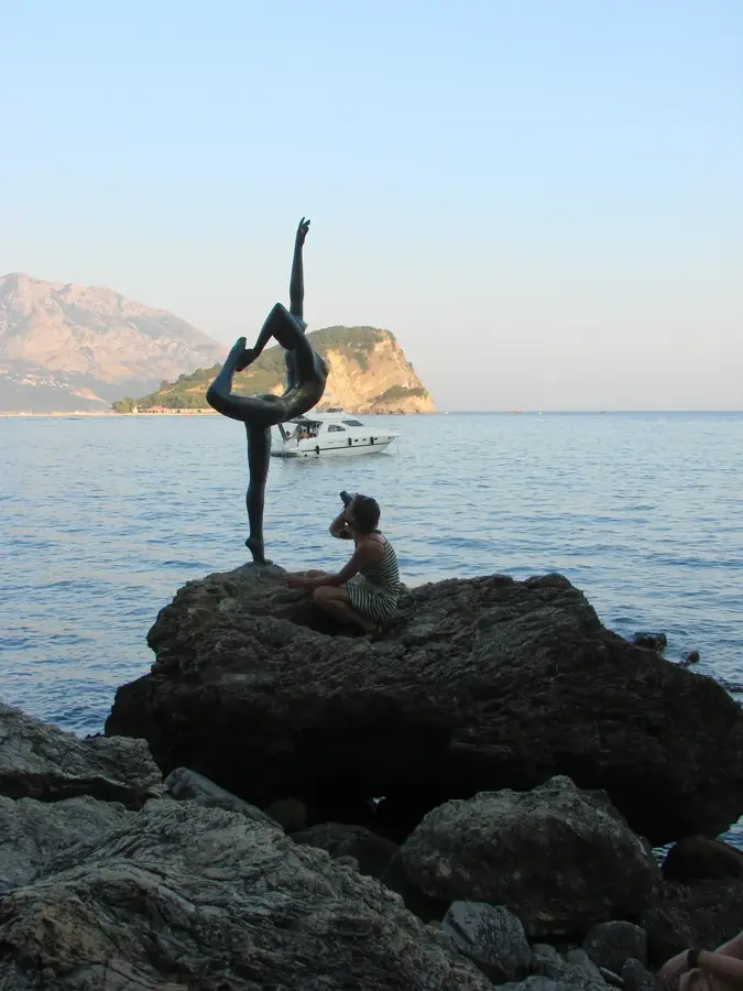 Ballerina Statue Budva — St. Johannes Kirche Budva (Montenegro)