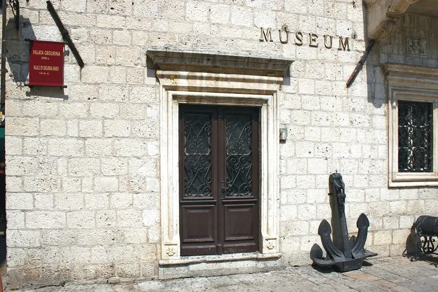 Uhrturm von Kotor — Reliefs St. Tryphon Kotor (Montenegro)