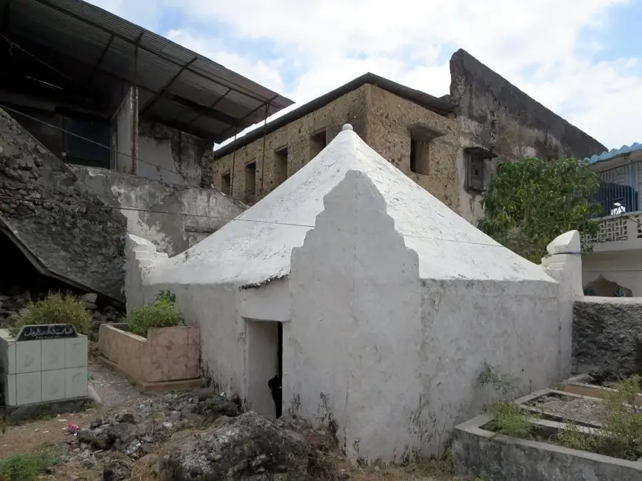 Royal Necropolis of Mutsamudu — Bazmini (Comoros)
