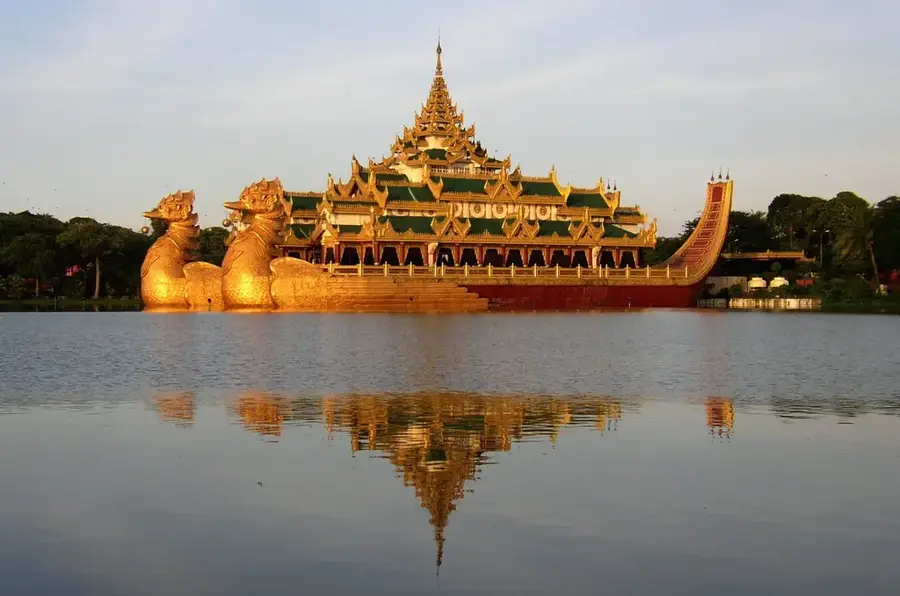 Karaweik-Palast — Rangun (Myanmar)