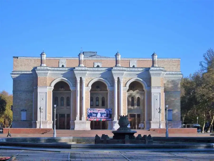 Navoi-Theater — Mut-Denkmal (Usbekistan)