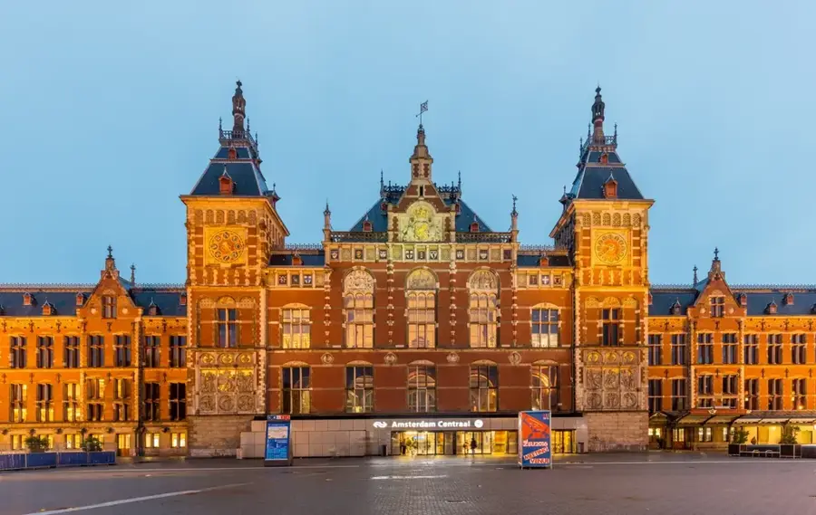 Amsterdam Centraal pályaudvar – látnivaló