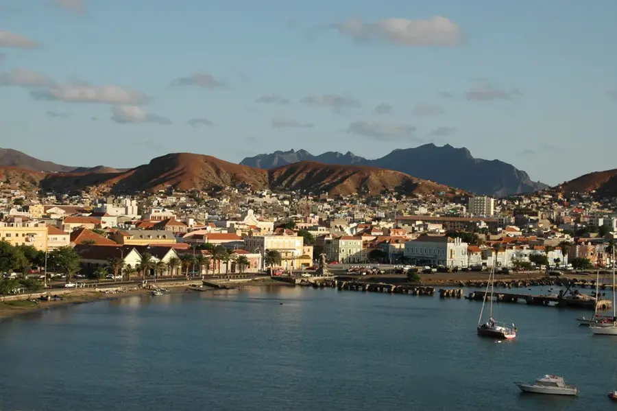 Gouverneurspalast von Mindelo — Cabnave-Schiffswerft (Cabo Verde)