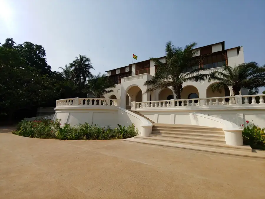Kormányzói palota — Nemzeti Egység Emlékműve (Togo)
