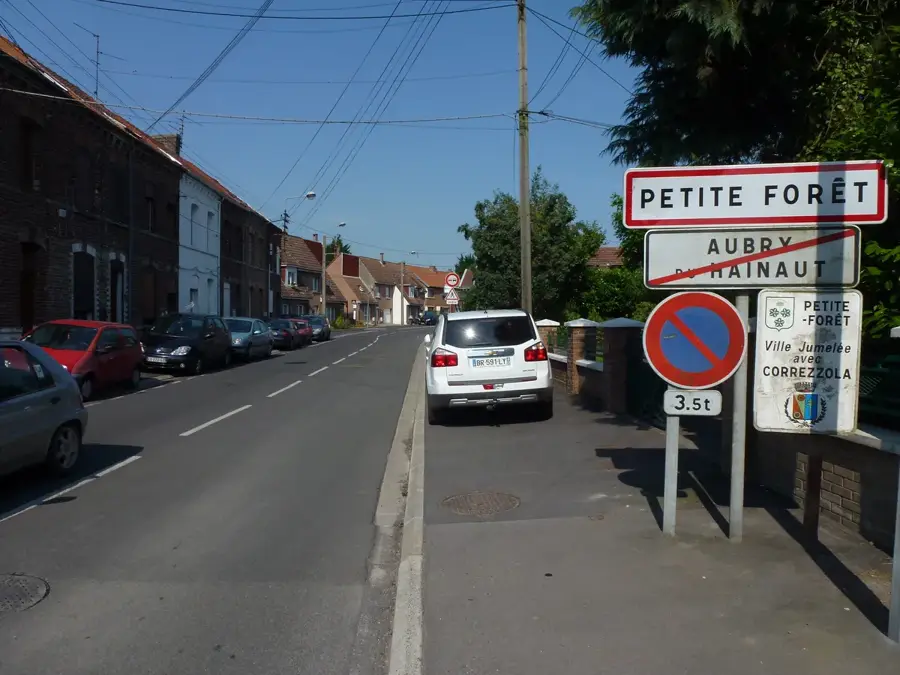 Petite-Forêt – city