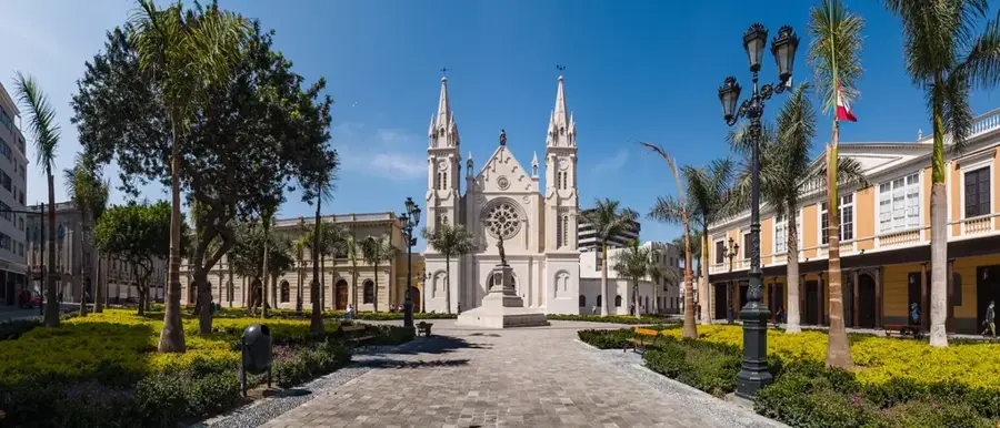 Plaza Francia — Las Bóvedas (Panama)