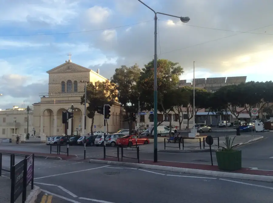 Karrenspuren von San Ġwann — Sliema Promenade (Malta)