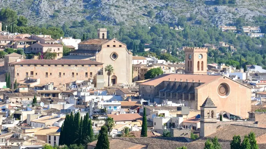 Pollença — Ibiza-Stadt (Spanien)