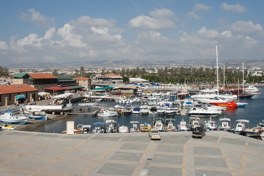 Hafen von Paphos — Busbahnhof Karavella (Zypern)