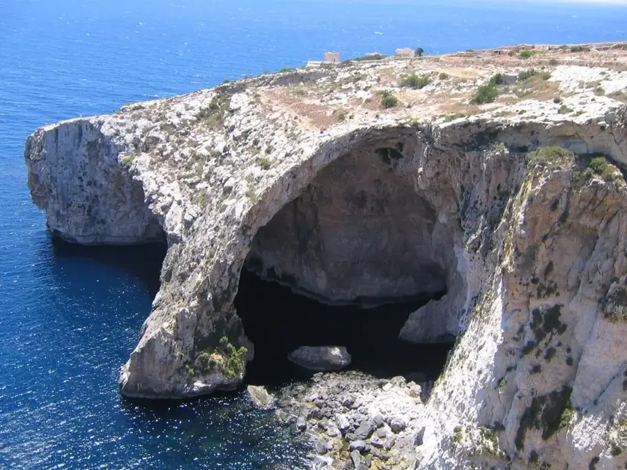 Wied iż-Żurrieq (Bootsfahrten zur Blauen Grotte) — Malta Falconry Centre (Malta)