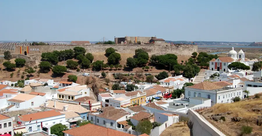 Castro Marim — Mikumi-Savanne (Tansania)