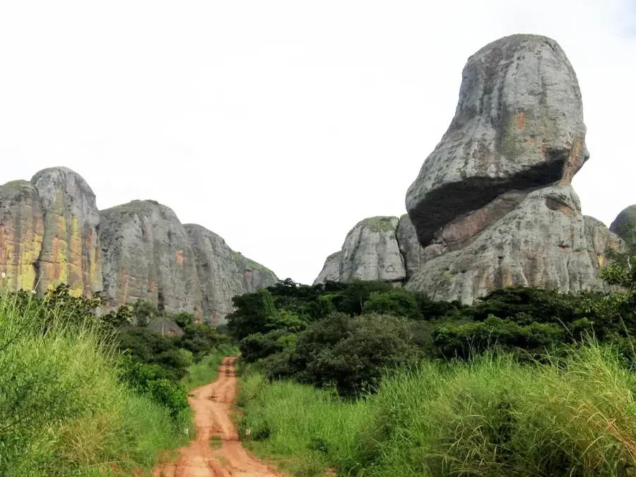 Pietrele Negre din Pungo Andongo — Barajul Capanda (Angola)