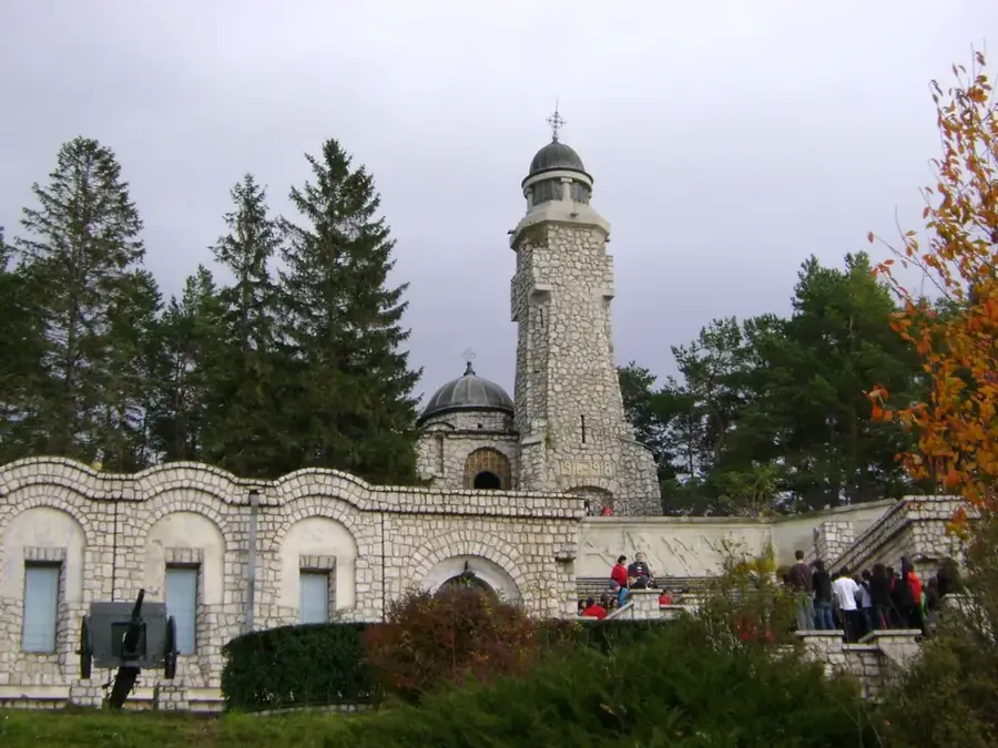 Mausoleul Eroilor de la Mateiaș — Găești (România)