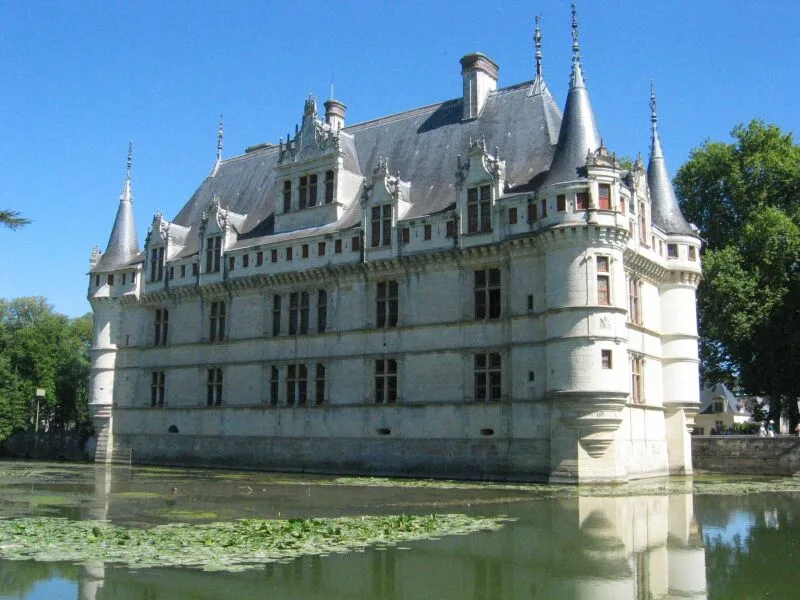 Saint-Cyr-sur-Loire – city