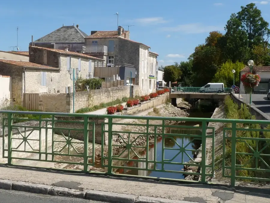 Saujon – city