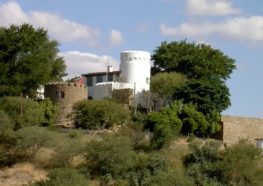 Schwerinsburg (Windhoek) — Hősök Tere (Namíbia)