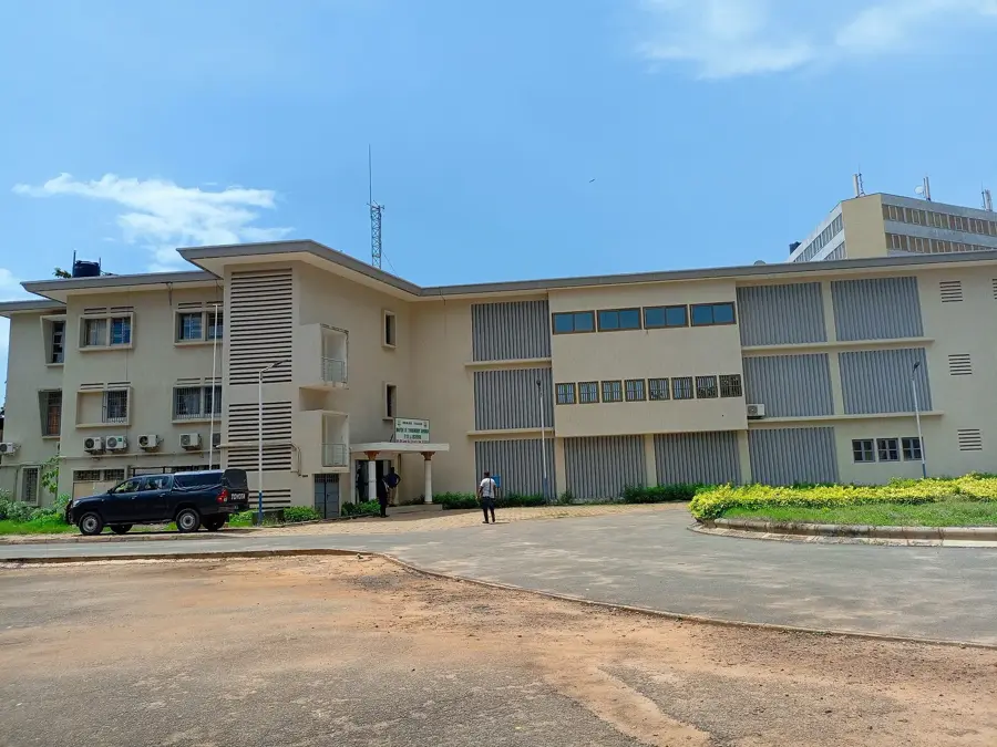 BCEAO-székház — Nemzeti Egység Emlékműve (Togo)