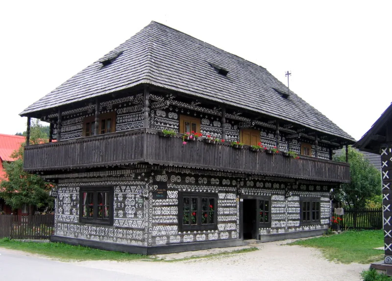 Čičmany — Castelul Strečno (Slovacia)