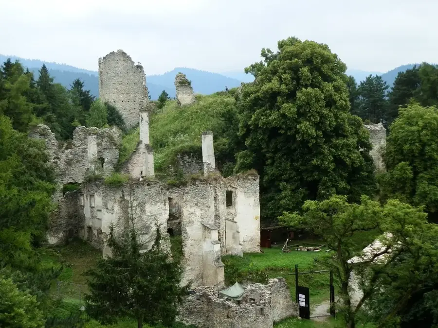 Cetatea Sklabiňa — Castelul Strečno (Slovacia)