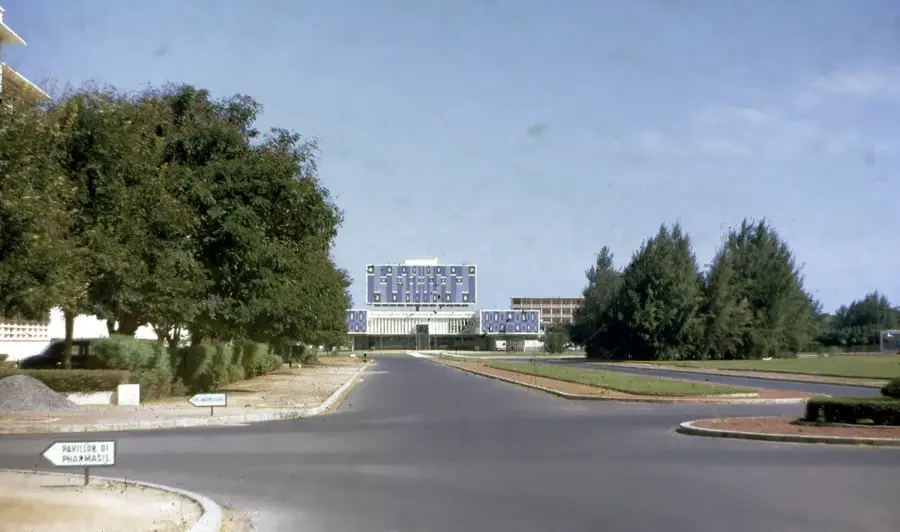 Poarta Universității Cheikh Anta Diop — Moscheea Divinității (Senegal)