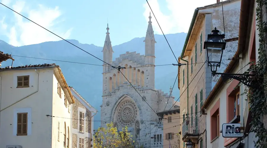 Sóller — Ibiza-Stadt (Spanien)