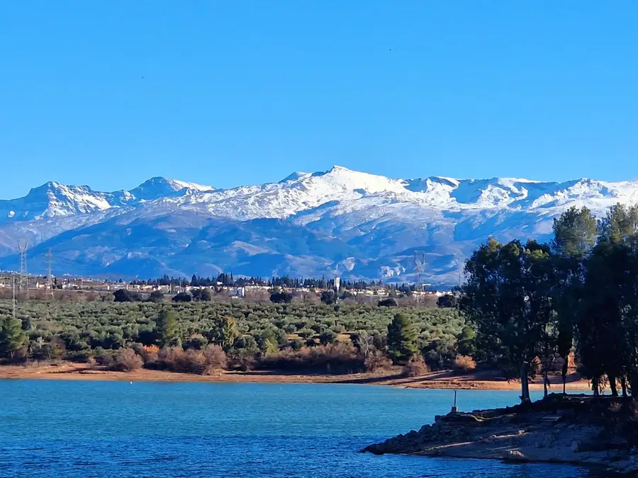 Sierra Nevada (Pradollano) — Umoja-Denkmal (Tansania)