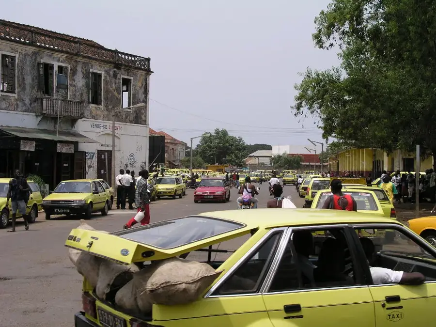 Locul de joacă din Piața Independenței — Podul peste râul Água Grande (São Tomé și Príncipe)