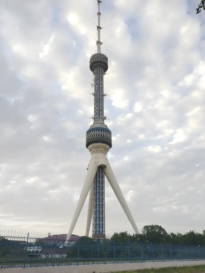 Fernsehturm Taschkent — Mut-Denkmal (Usbekistan)