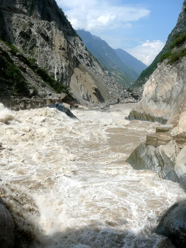 Tigersprung-Schlucht — Steinwald (China)