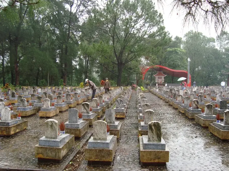 Trường Sơn Friedhof — Hamburger Hill (Vietnam)