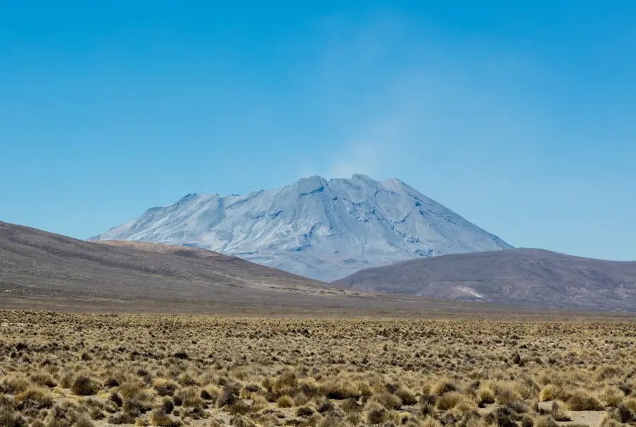 Vulcanul Ubinas — Mina Cuajone (Peru)