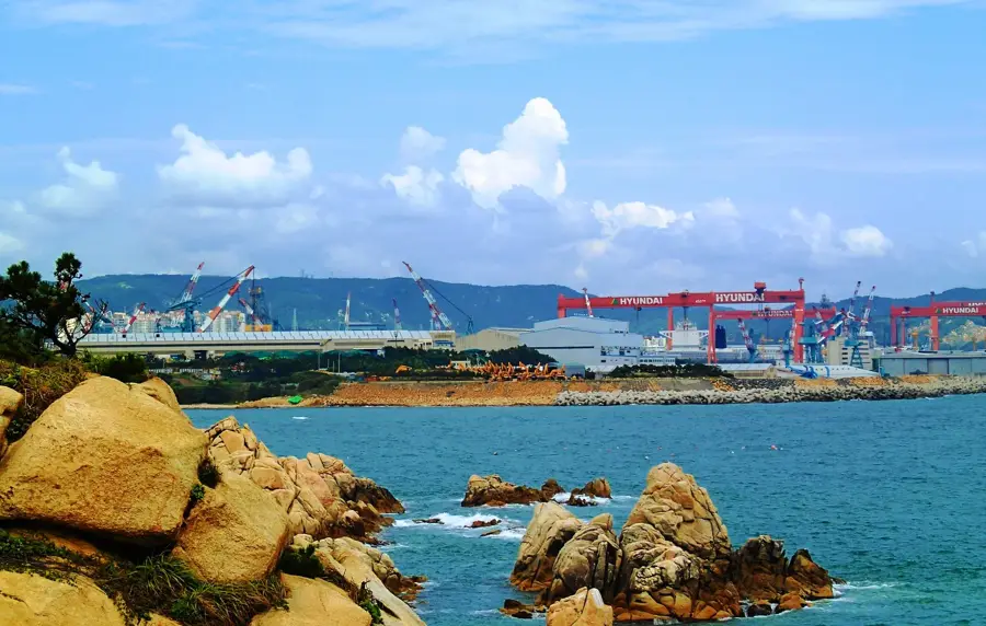 Hyundai Heavy Industries Schiffswerft Ulsan — Nakdong-Fluss (Südkorea)