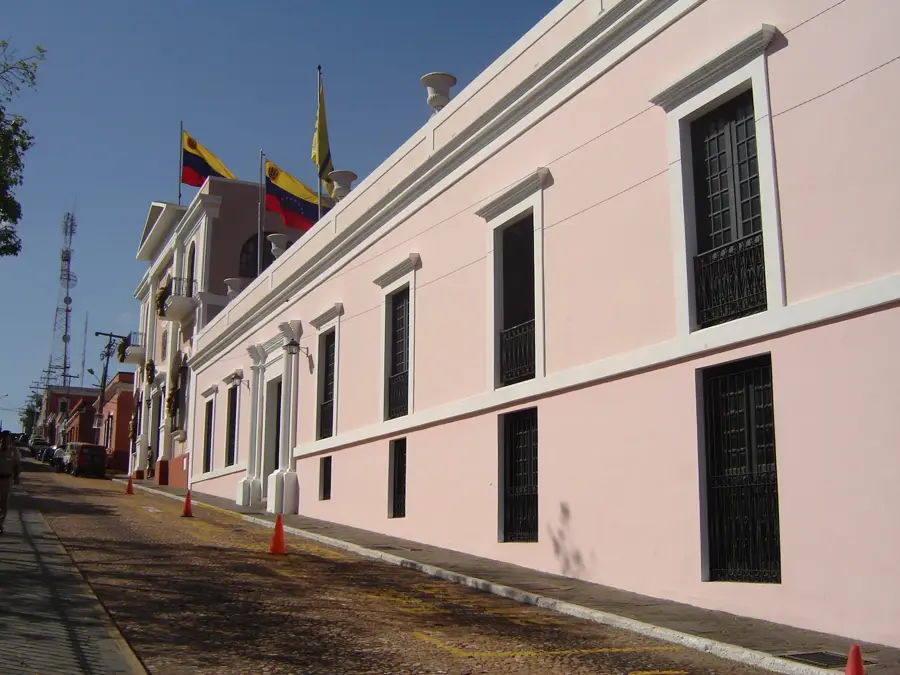 Angosturai Kongresszus Háza — Angostura Híd (Venezuela)