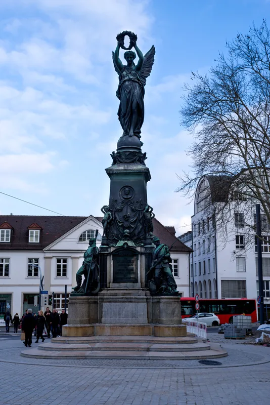 Monumentul Victoriei — Minele de aur Phichit (Thailanda)