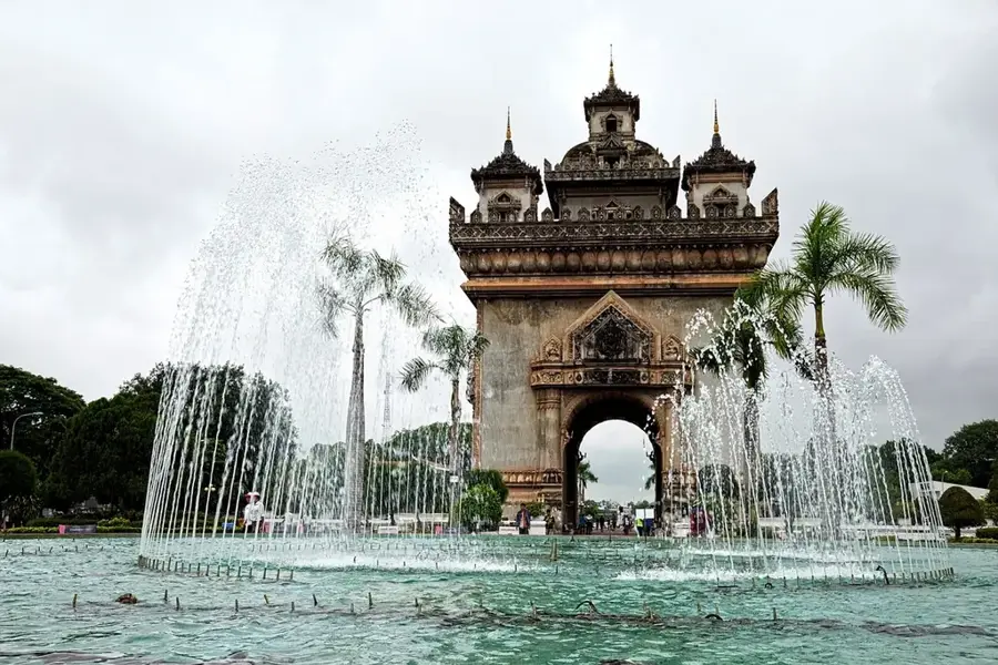 Parcul Logistic Vientiane — Parcul Istoric Phimai (Thailanda)