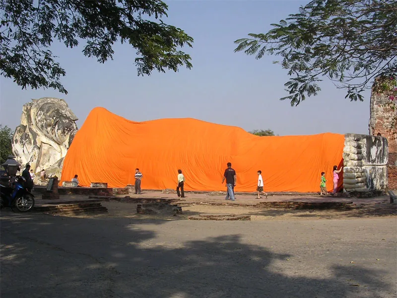 Wat Lokayasutharam (Buddha Culcat) — Minele de aur Phichit (Thailanda)