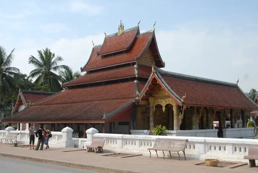 Wat Mai Suwannaphumaham — Peșterile Pak Ou (Laos)