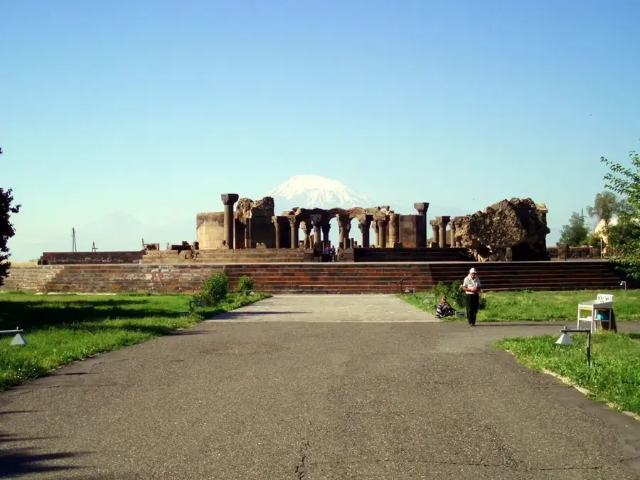 Kathedrale von Swartnoz — Araratebene (Armenien)